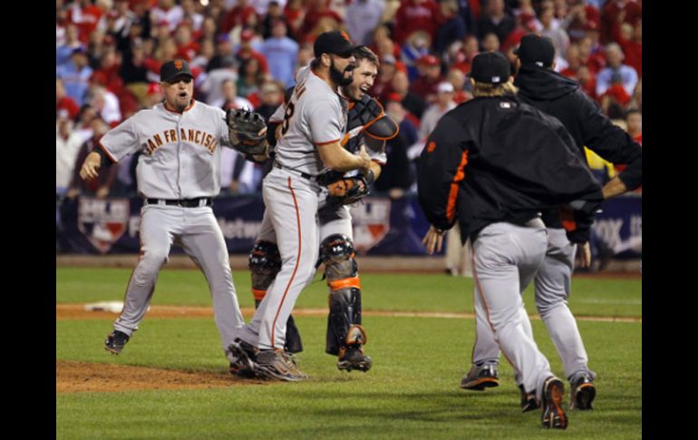 Los Gigantes celebran el pase a la serie mundial al vencer en al Serie de Campeonato de la Liga Nacional a los Filis. REUTERS  /