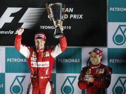 Fernando Alonso festeja su triunfo en el Gran Premio de Corea. AP  /