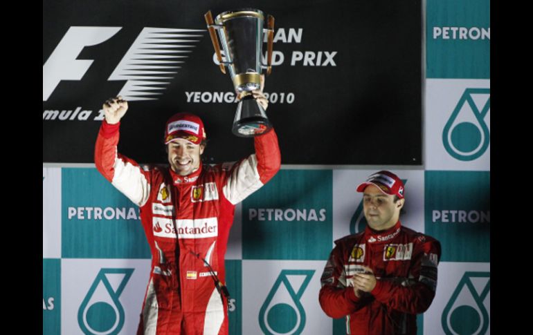 Fernando Alonso festeja su triunfo en el Gran Premio de Corea. AP  /