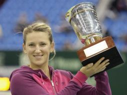 La bielorrusa Victoria Azarenka posa con su quinto título de su carrera. AP  /