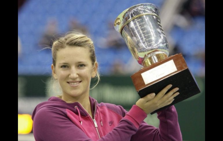 La bielorrusa Victoria Azarenka posa con su quinto título de su carrera. AP  /