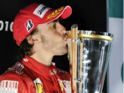 El piloto español besando su trofeo del GP de Corea del Sur. EFE  /