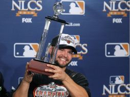 El jardinero de Gigantes Coddy Ross muestra su trofeo del Jugador Más Valioso de la Serie de Campeonato de la Liga Nacional. REUT ERS  /