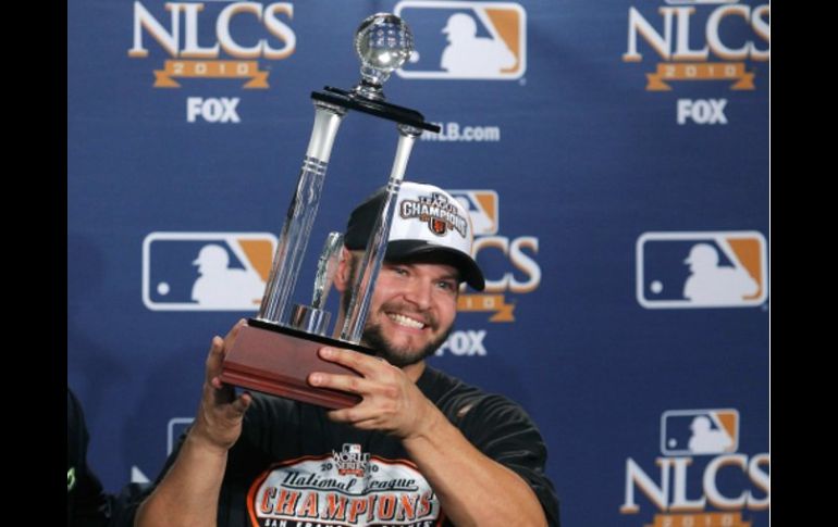 El jardinero de Gigantes Coddy Ross muestra su trofeo del Jugador Más Valioso de la Serie de Campeonato de la Liga Nacional. REUT ERS  /