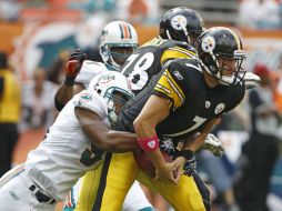 Ben Roethlisberger (der) fue muy presionado por la defensiva de los Delfines. AP  /