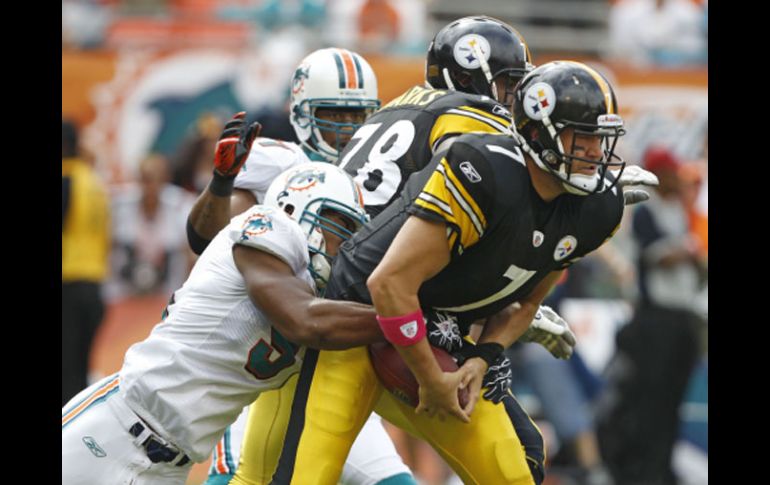 Ben Roethlisberger (der) fue muy presionado por la defensiva de los Delfines. AP  /