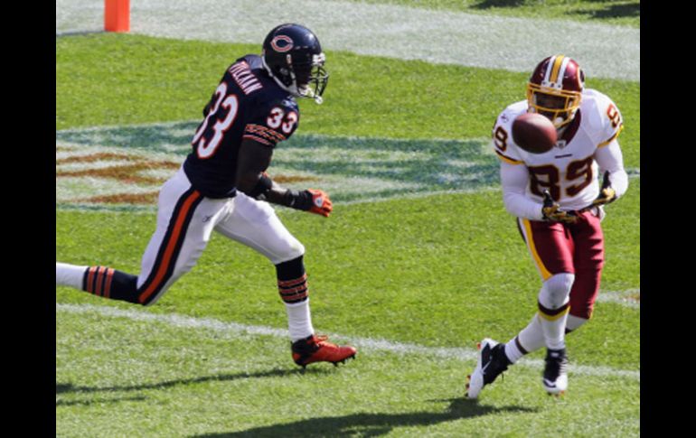 Santana Moss (89) recibe un pase en la zona de anotación para la causa de los Piles Rojas. AP  /