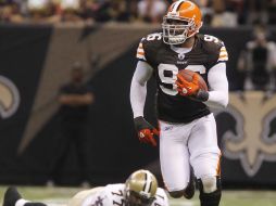 David Bowens de Cleveland (der)deja a tras Carl Nicks (iz) de los Santos de Nueva Orleans. AP  /