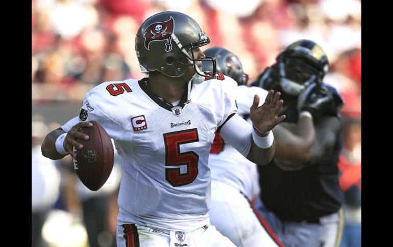 El estratega de Bucaneros Josh Freeman se dispone a lanzar el pase final contra San Louis. AP  /