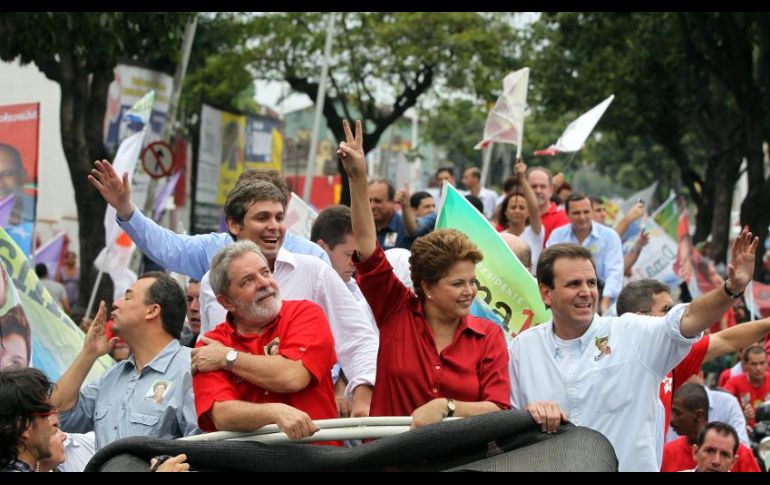 Lula y Rousseff pasean por Río de Janeiro. AFP  /