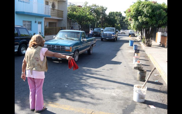 Una vecina vigila el la calle con la intención de cobrar el estacionamiento en la vía pública. A. CAMACHO  /