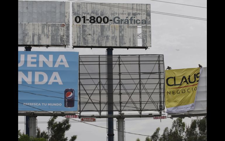 En Zapopan existen alrededor de 600 espectaculares, de los que 90 incumplen con la reglamentación. S. NÚÑEZ  /