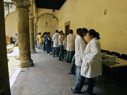 Algunos alumnos de la Escuela de Conservación y Restauración de Occidente intervienen las piezas prehispánicas.E.BARRERA  /