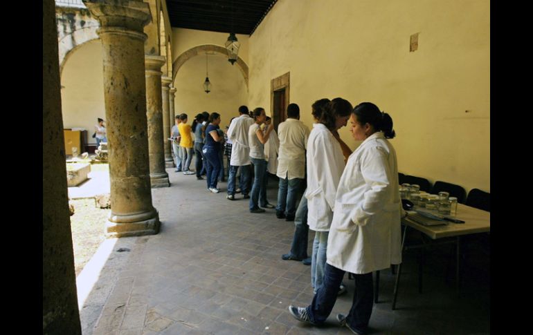 Algunos alumnos de la Escuela de Conservación y Restauración de Occidente intervienen las piezas prehispánicas.E.BARRERA  /