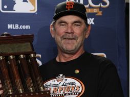 El director de los Gigantes de San Francisco, Bruce Bochy con el trofeo del Campeonato de la Liga Nacional de la MLB. EFE  /