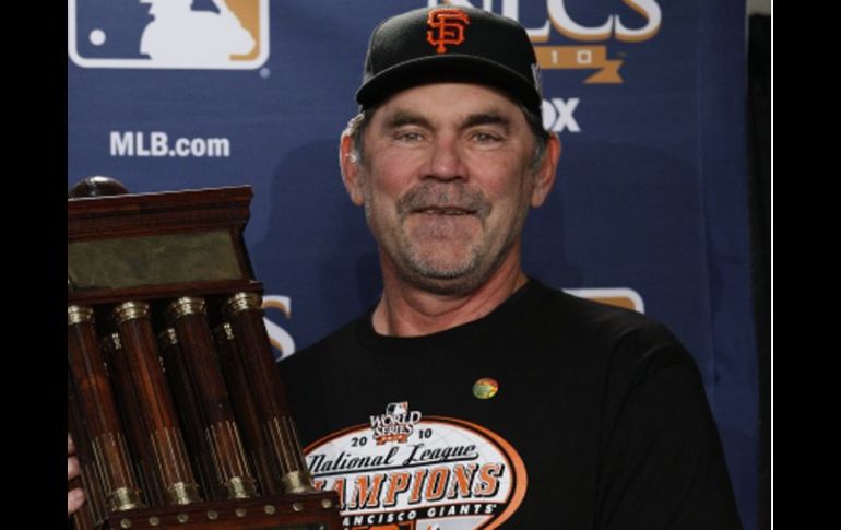 El director de los Gigantes de San Francisco, Bruce Bochy con el trofeo del Campeonato de la Liga Nacional de la MLB. EFE  /