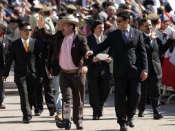 Los mineros fueron recibidos por cientos de chilenos al salir del palacio de La Moneda . EFE  /