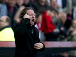 El técnico de Feyenoord Mario Been se mostraba fustrado durante el duelo ante el PSV. EFE  /