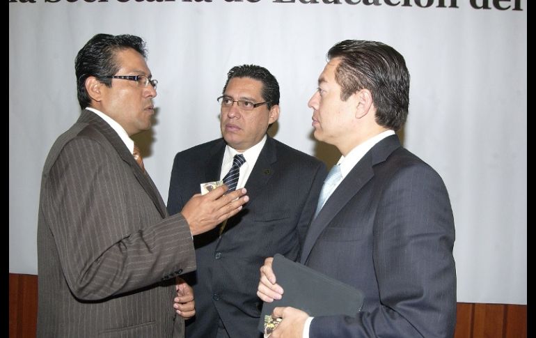 Francisco Castellanos, Luis González Plascencia y Mario Delgado, en la firma de convenio por la educación. NTX  /