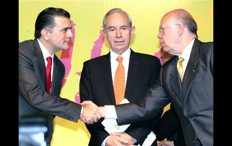 Alonso Lujambio, Álvaro Merchesi, secretario general de la OEI, y José Narro, rector de la UNAM. EL UNIVERSAL  /