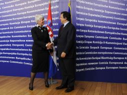 El presidente de la Comisión de la UE, José Manuel Barroso (derecha) con la primera ministro croata, Jadranka Kosor. AFP  /