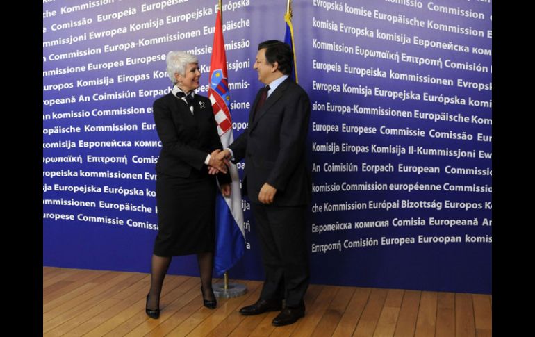 El presidente de la Comisión de la UE, José Manuel Barroso (derecha) con la primera ministro croata, Jadranka Kosor. AFP  /