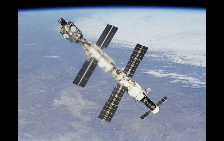 La plataforma que instalarán los astronautas en la extensión del módulo Zvezdá alojará en un futuro equipamiento científico. ESPECIAL  /