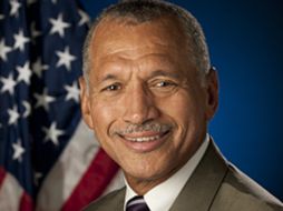 Bolden fue nombrado director de la NASA por el  presidente Barack Obama, NASA  /