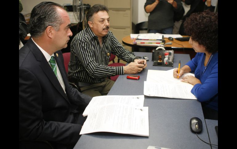 Ayer, los diputados federales Salvador Caro y David Hernández interpusieron una denuncia por las agresiones en Tenacatita. M. FREYRÍA  /