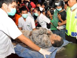 Personal médico atiende a una víctima de la erupción volcánica. AFP  /