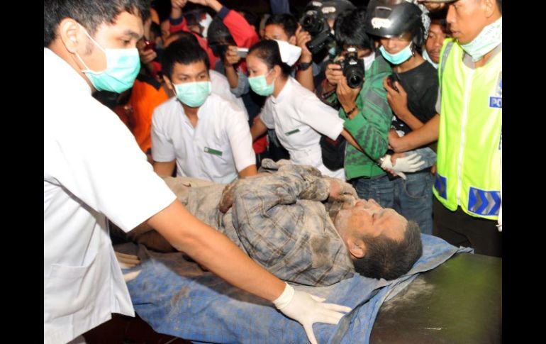 Personal médico atiende a una víctima de la erupción volcánica. AFP  /