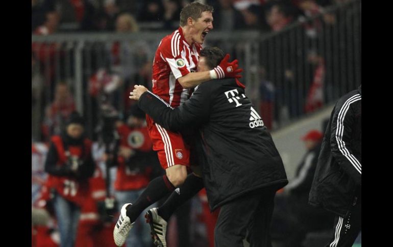 El jugador del Bayern Bastian Schweinsteiger  festeja los goles ante su rival el Bremen. REUTERS  /