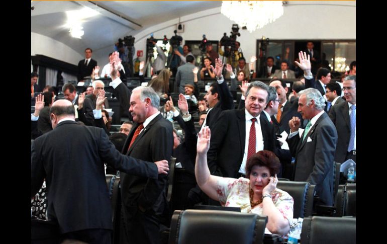 Legisladores durante la sesión de hoy en el Senado. EL UNIVERSAL  /