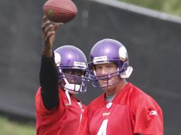 Brett Favre (4) y Tarvaris Jackson en el entrenamiento de los Vikingos. AP  /