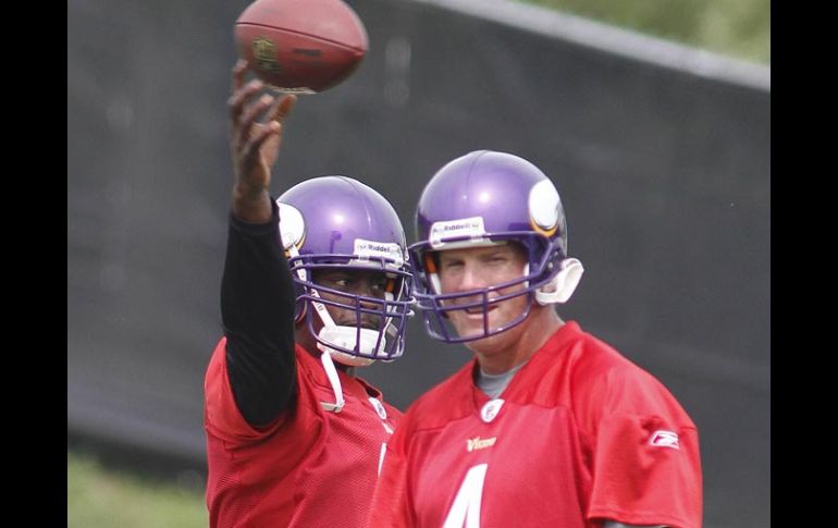 Brett Favre (4) y Tarvaris Jackson en el entrenamiento de los Vikingos. AP  /