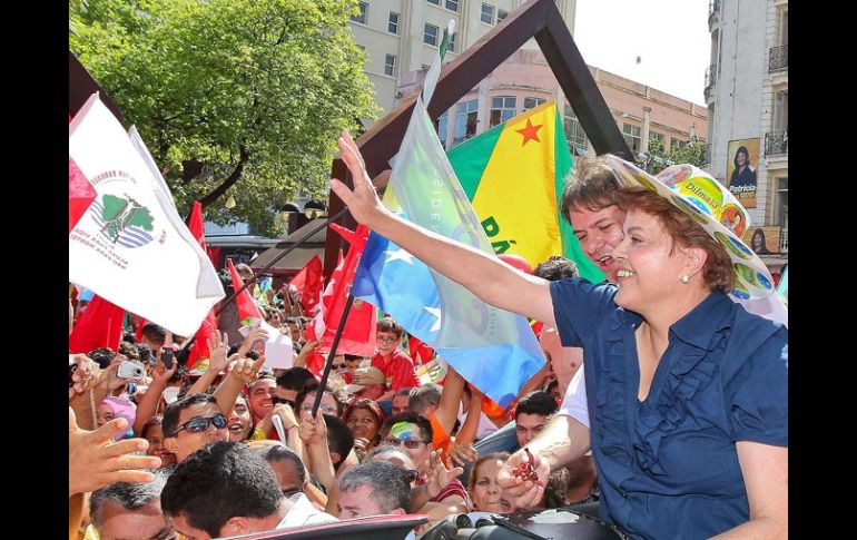 Dilma Roussef preside un acto de campaña en Brasilia. AFP  /