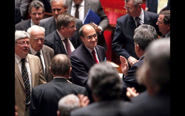 Varios diputados franceses felicitan al ministro de trabajo Eric Woerth tras finalizar la sesión del día de hoy. EFE  /