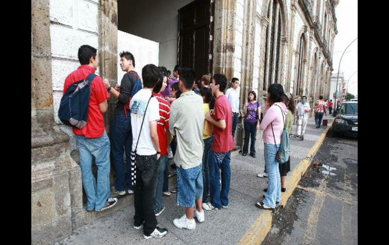 Salen a manifestarse por segunda vez estudiantes de la preparatoria número uno de la Universidad de Guadalajara. ARCHIVO  /