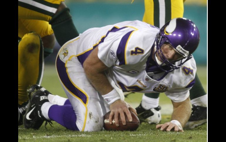 El jugador de los Vikingos Brett Favre durante el partido en el que salió lesionado dle tobillo. REUTERS  /