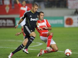 Karim Benzemá (izq.) no pudo explotar el día de ayer ante el Murcia. EFE  /