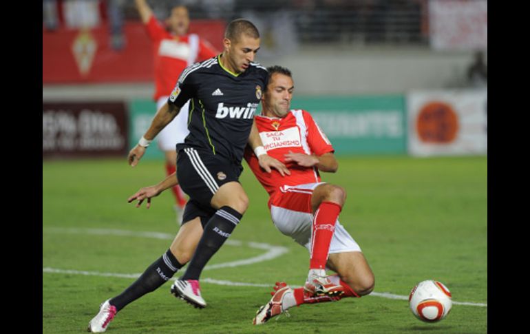 Karim Benzemá (izq.) no pudo explotar el día de ayer ante el Murcia. EFE  /