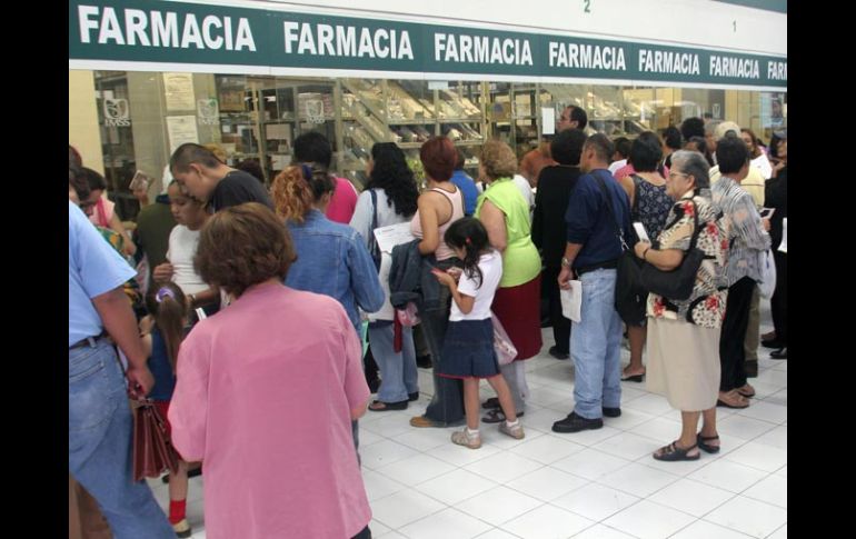 Usuarios del IMSS esperan para surtir recetas en una farmacia de la institución. ARCHIVO  /