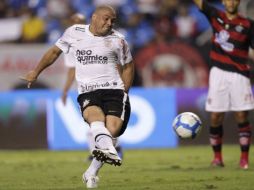 El jugador del Corinthians Ronaldo salvó a su equipo de la derrota anotando el gol del empate. AP  /