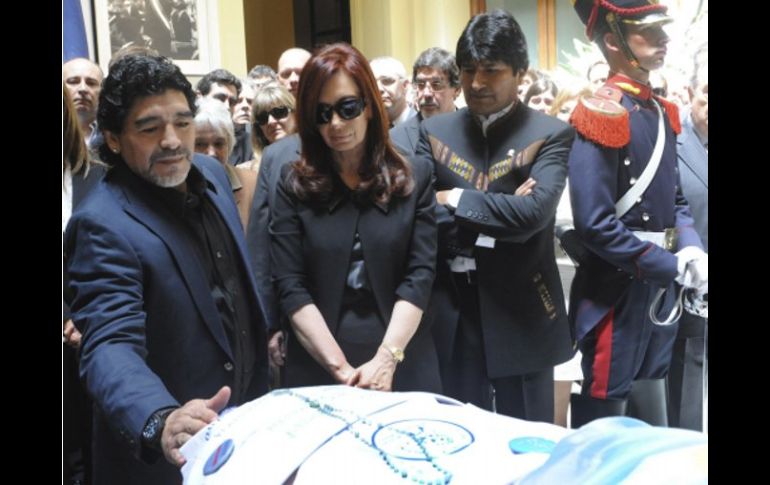 Diego Armando Maradona en el velatorio del ex mandatario en la Casa de Gobierno. REUTERS  /