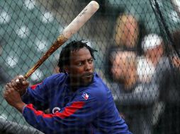 Vladimir Guerrero practica con el bate antes del segundo juego de los Rangers de Texas en la Serie Mundial 2010. MEXSPORT  /