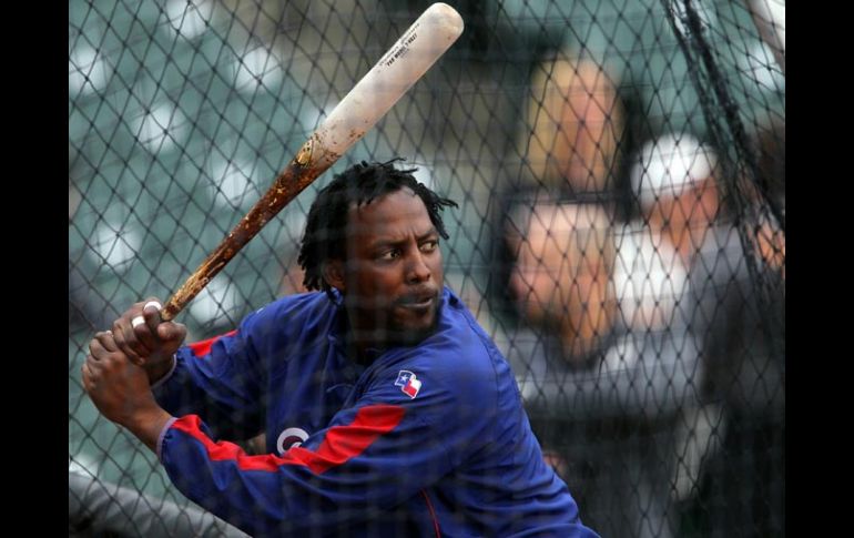 Vladimir Guerrero practica con el bate antes del segundo juego de los Rangers de Texas en la Serie Mundial 2010. MEXSPORT  /