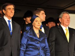 Pedro Simón, Alicia Alonso y Raúl Castro. EFE  /