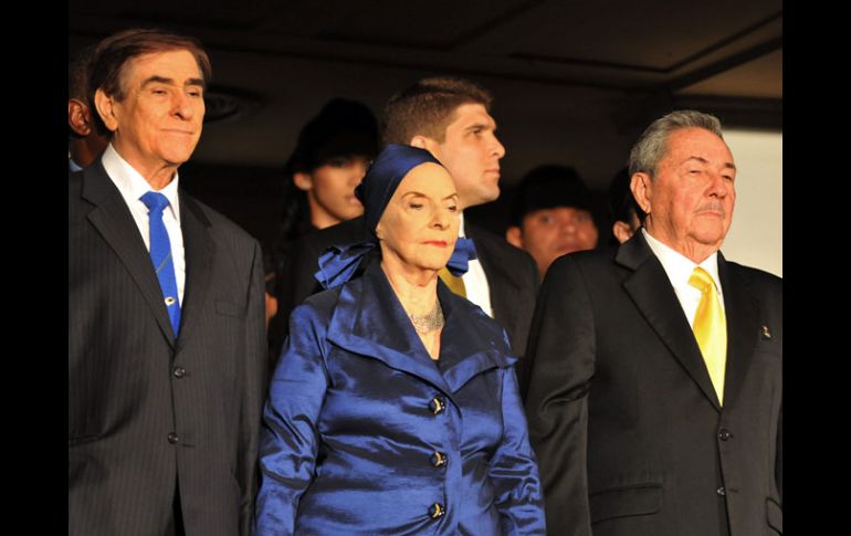 Pedro Simón, Alicia Alonso y Raúl Castro. EFE  /