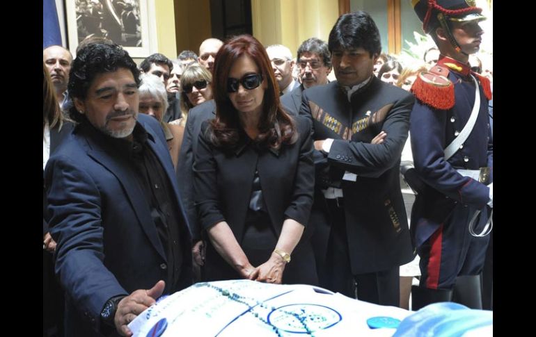 Diego Maradona fue una de las figuras públicas que estuvo más cerca de la presidenta argentina durante el velorio. AP  /