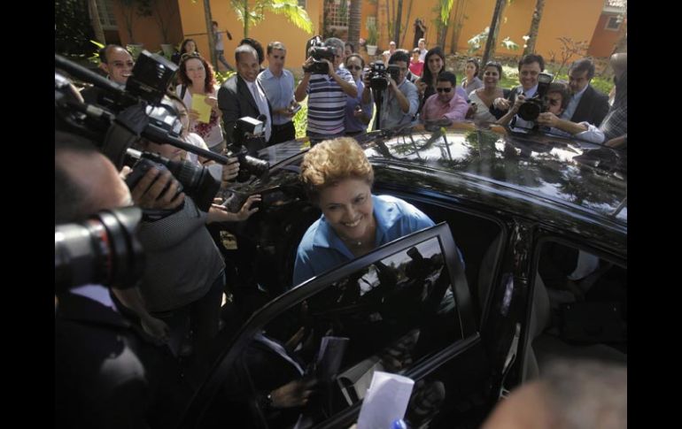 La candidata del Partido del Trabajo, Dilma Rousseff, al finalizar un acto de campaña en Brasilia. REUTERS  /